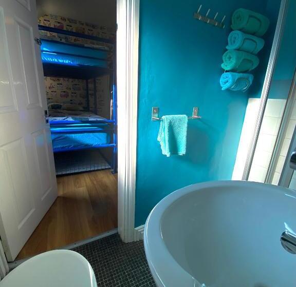 Pokój Czteroosobowy Standard, Portrush Holiday Hostel Guesthouse