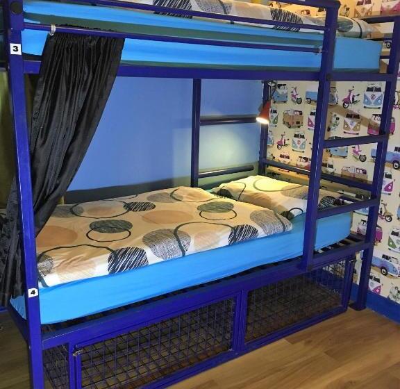 Pokój Czteroosobowy Standard, Portrush Holiday Hostel Guesthouse