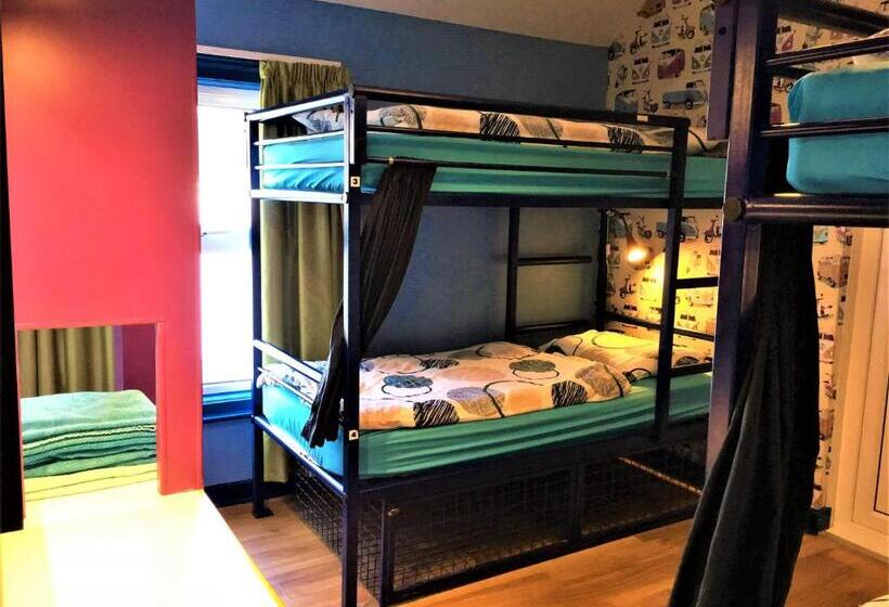 Pokój Czteroosobowy Standard, Portrush Holiday Hostel Guesthouse