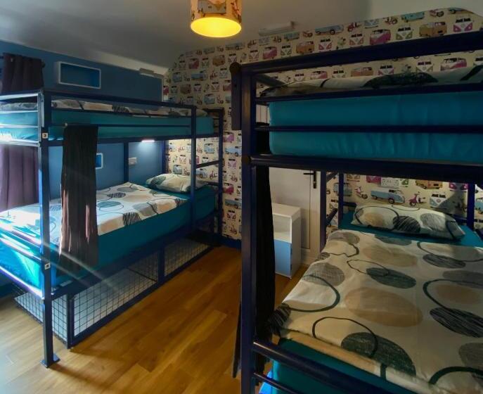 Pokój Czteroosobowy Standard, Portrush Holiday Hostel Guesthouse