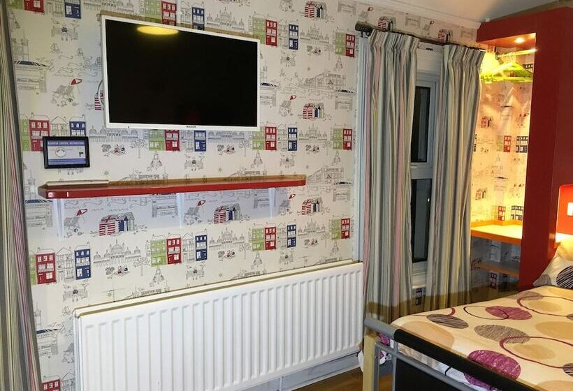 Pokój Czteroosobowy Standard, Portrush Holiday Hostel Guesthouse