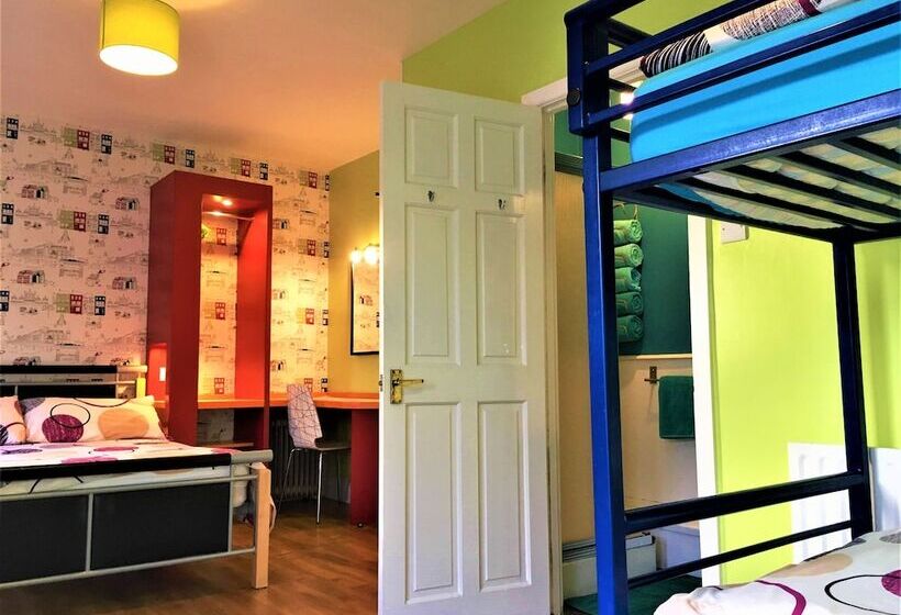 Pokój Czteroosobowy Standard, Portrush Holiday Hostel Guesthouse