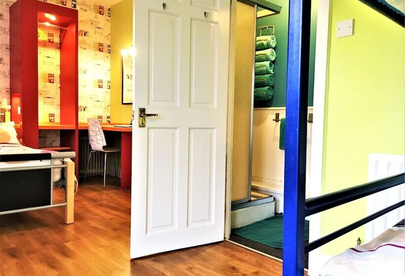 Pokój Czteroosobowy Standard, Portrush Holiday Hostel Guesthouse