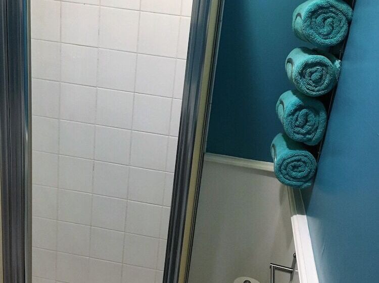 Pokój Czteroosobowy Standard, Portrush Holiday Hostel Guesthouse