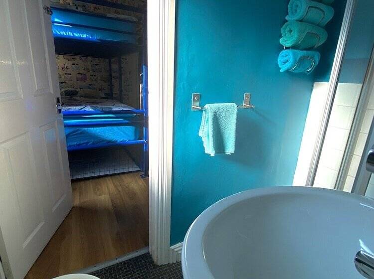 Pokój Czteroosobowy Standard, Portrush Holiday Hostel Guesthouse