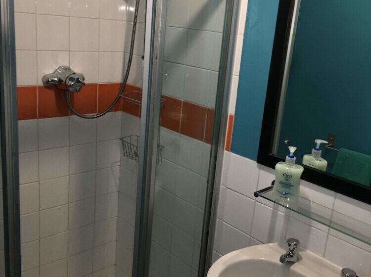 Pokój Czteroosobowy Standard, Portrush Holiday Hostel Guesthouse