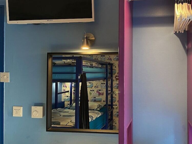 Pokój Czteroosobowy Standard, Portrush Holiday Hostel Guesthouse