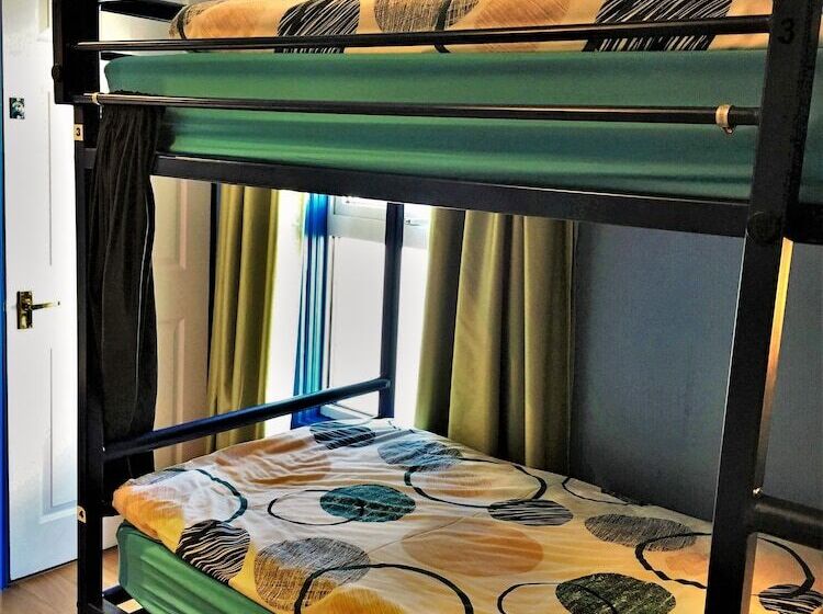 Pokój Czteroosobowy Standard, Portrush Holiday Hostel Guesthouse