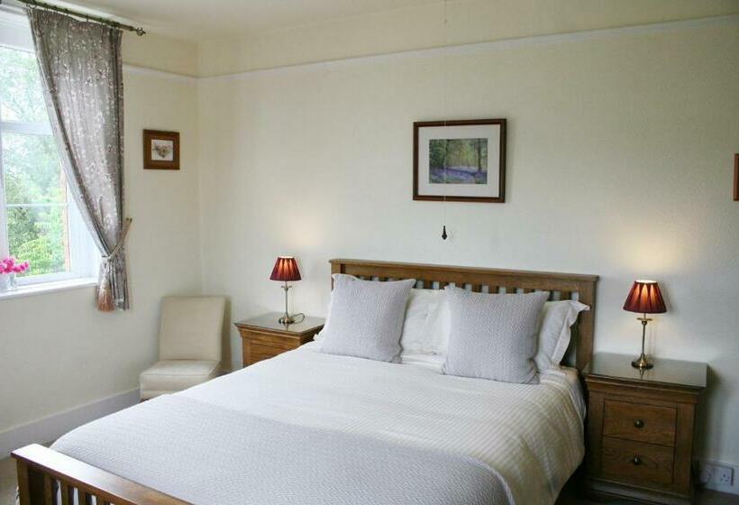 חדר משפחתי, Newcourt Barton