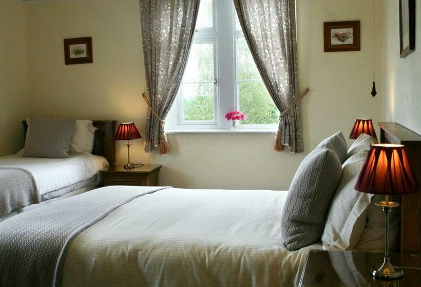 חדר משפחתי, Newcourt Barton