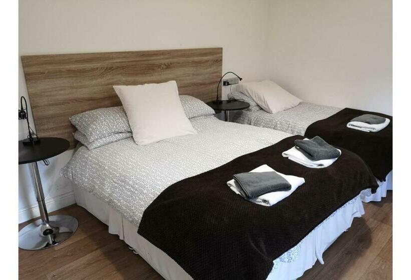 标准三人间, Station Approach