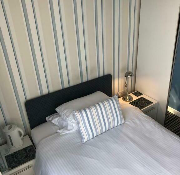 חדר סטנדרט יחיד, The Monarch