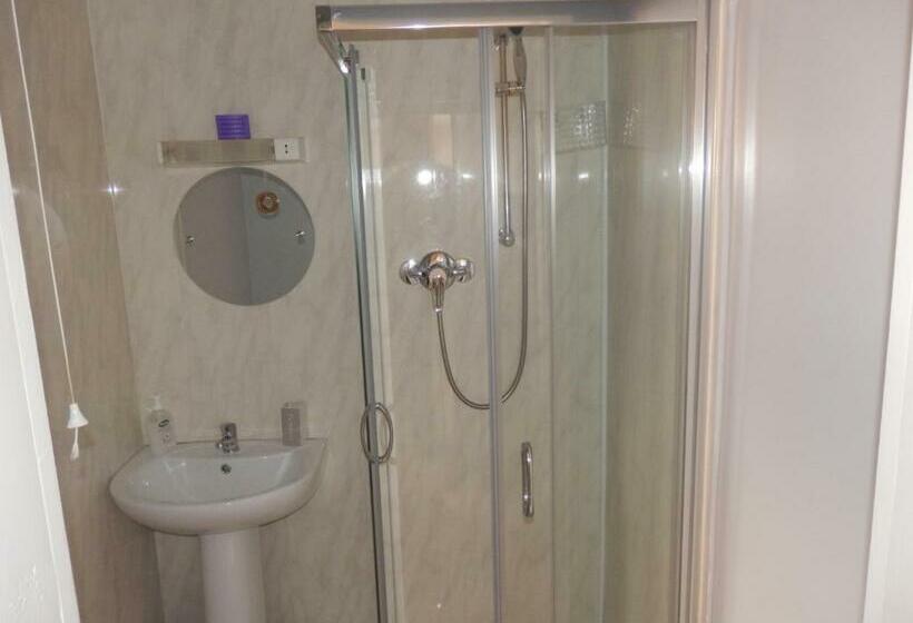 חדר סטנדרט יחיד, The Monarch