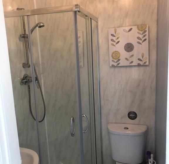 חדר סטנדרט, The Monarch