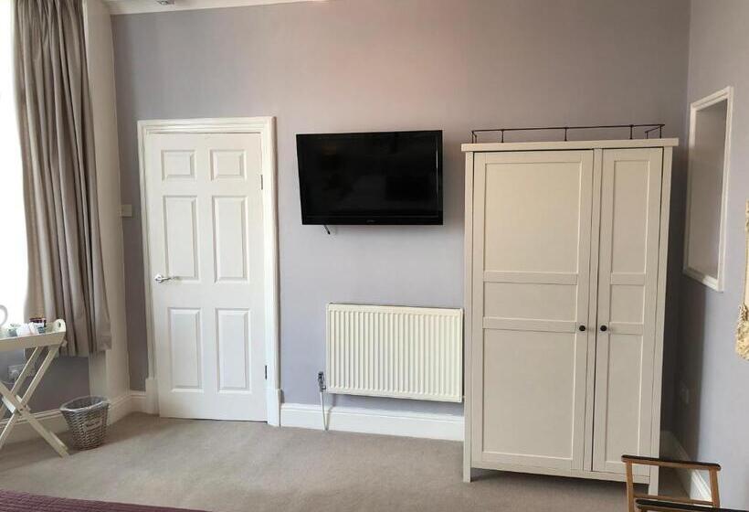 חדר קומפורט לשלושה, The Monarch