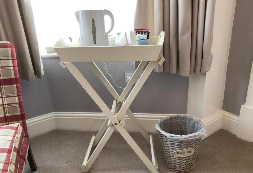 חדר קומפורט לשלושה, The Monarch