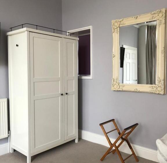 חדר קומפורט לשלושה, The Monarch