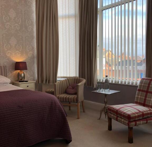 חדר קומפורט לשלושה, The Monarch