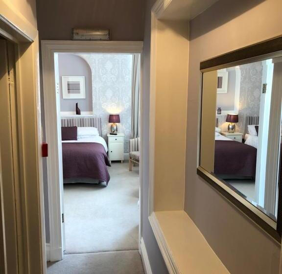 חדר קומפורט לשלושה, The Monarch