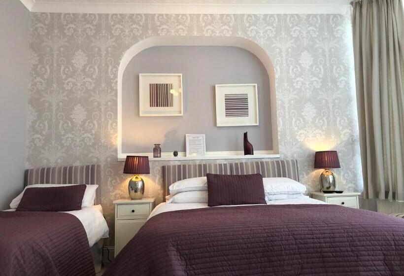 חדר קומפורט לשלושה, The Monarch