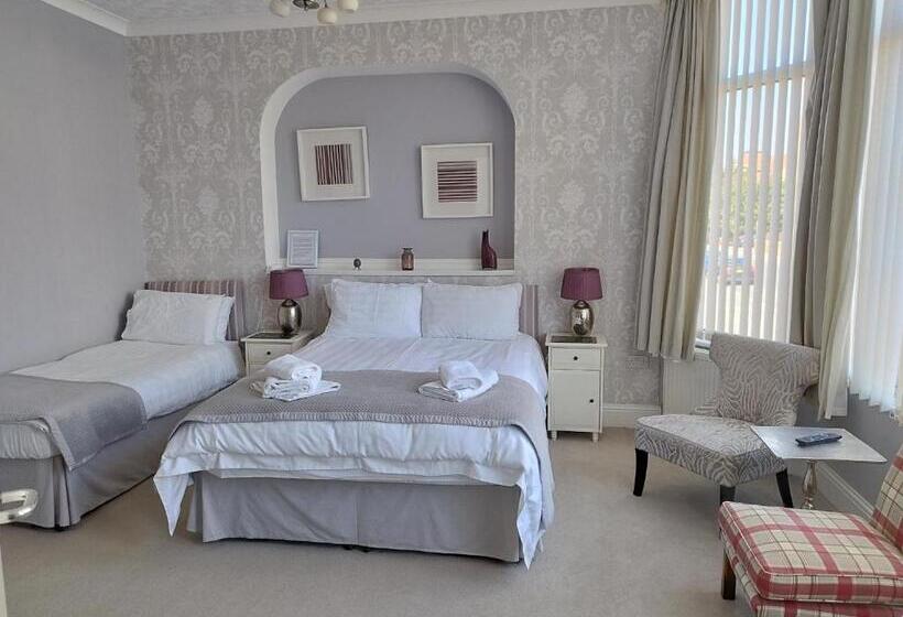 חדר קומפורט לשלושה, The Monarch