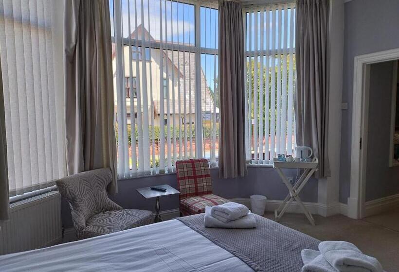 חדר קומפורט לשלושה, The Monarch