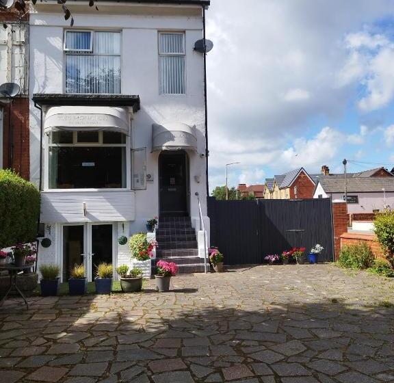 חדר קומפורט לשלושה, The Monarch