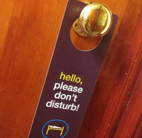 غرفة قياسية, Hello