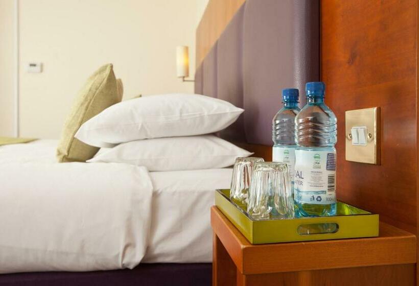 غرفة قياسية, Hello