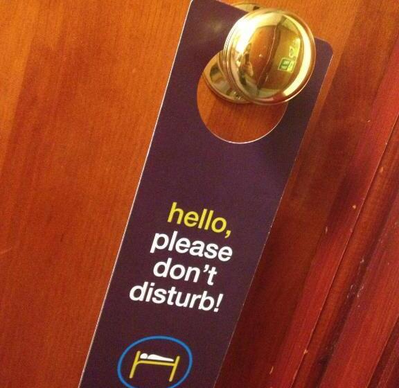 غرفة قياسية لذوى الاحتياجات الخاصة, Hello