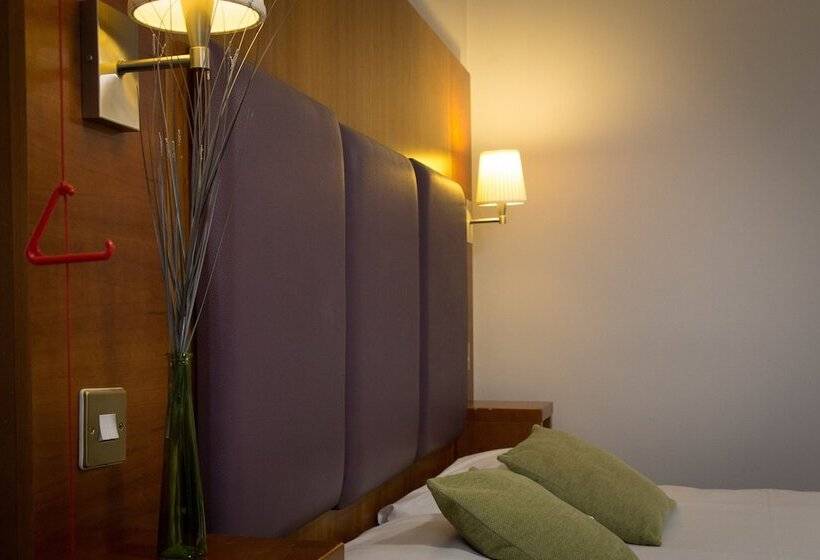 غرفة عائلية, Hello