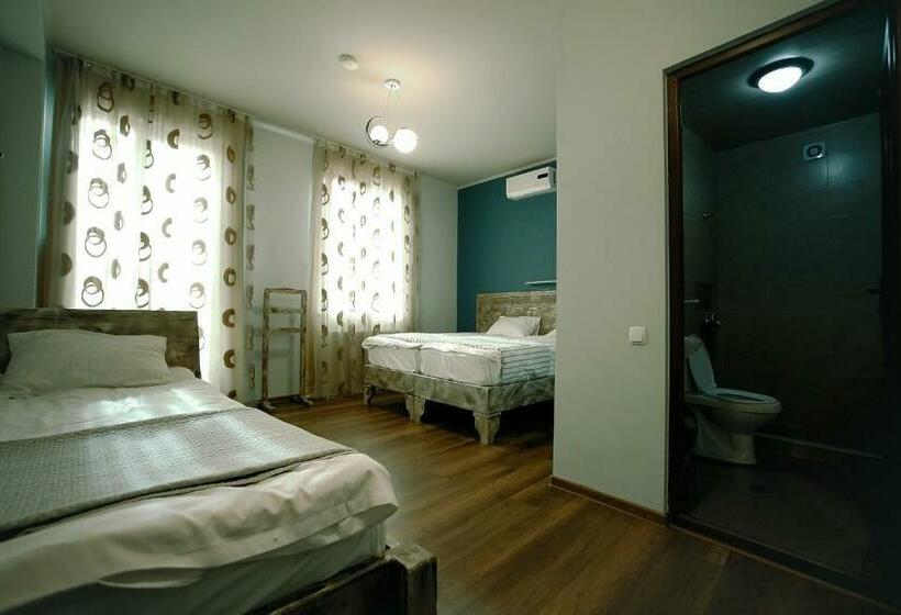 اتاق استاندارد سه تخته با بالکن, Kutaisi Globus