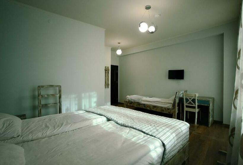 اتاق استاندارد سه تخته با بالکن, Kutaisi Globus