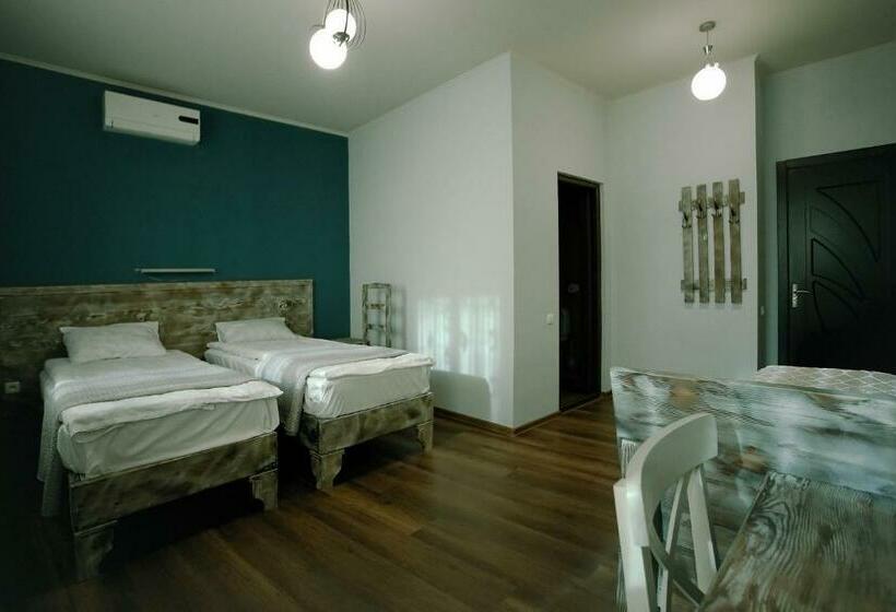 اتاق استاندارد سه تخته با بالکن, Kutaisi Globus