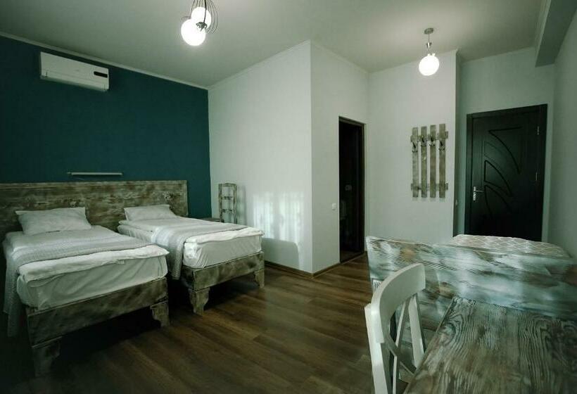 اتاق استاندارد سه تخته با بالکن, Kutaisi Globus