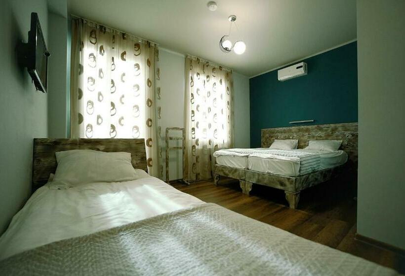 اتاق استاندارد سه تخته با بالکن, Kutaisi Globus