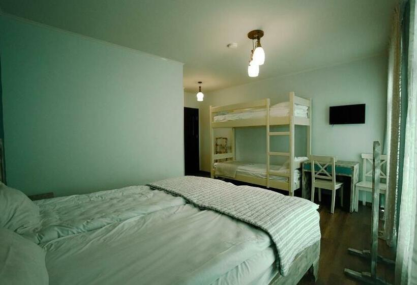 اتاق خانوادگی, Kutaisi Globus