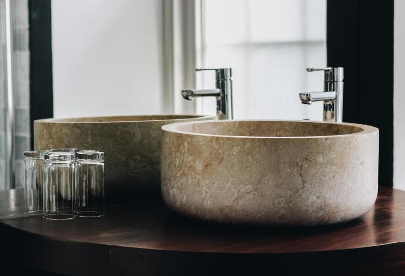 标准间, Llys Meddyg