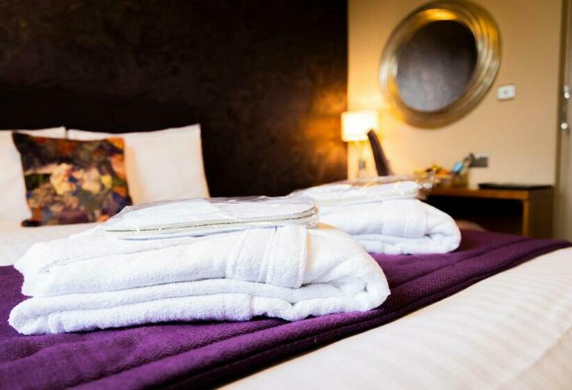 スタンダードルーム, Mitchell Hall