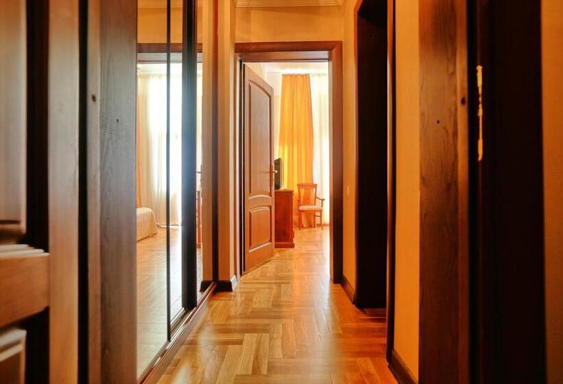 اتاق سوپریور با تخت بزرگ, Ritsa