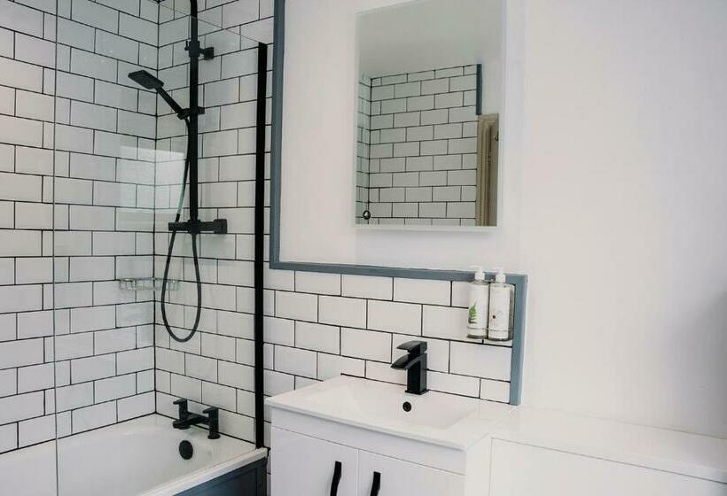 חדר משפחתי, The George Inn