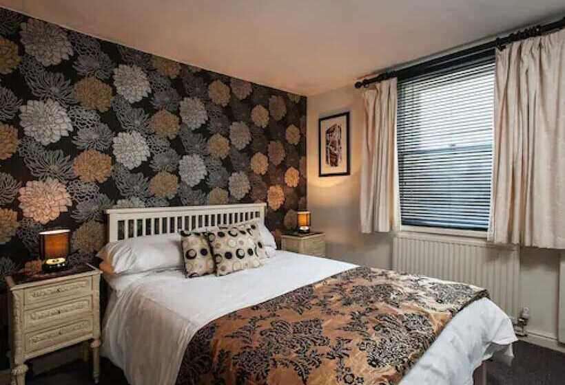 חדר דלוקס, The George Inn