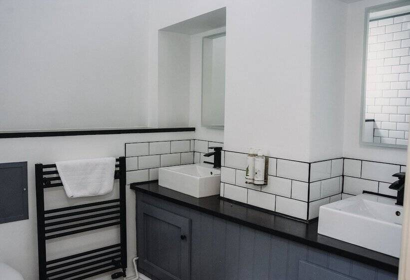 חדר משפחתי, The George Inn