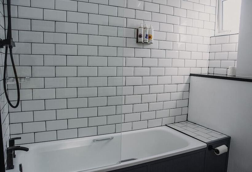 חדר משפחתי, The George Inn