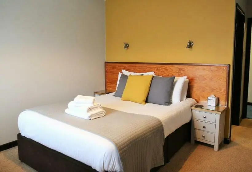 Standard Room, Tricky S