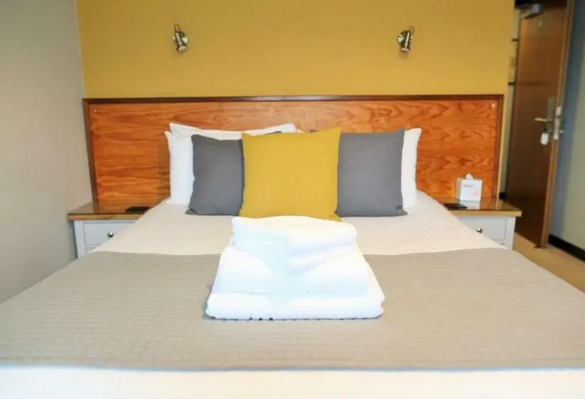 Standard Room, Tricky S