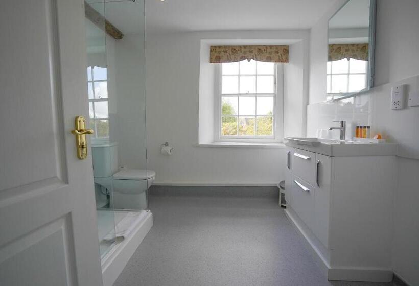 غرفة سوبيريور, Waveney House