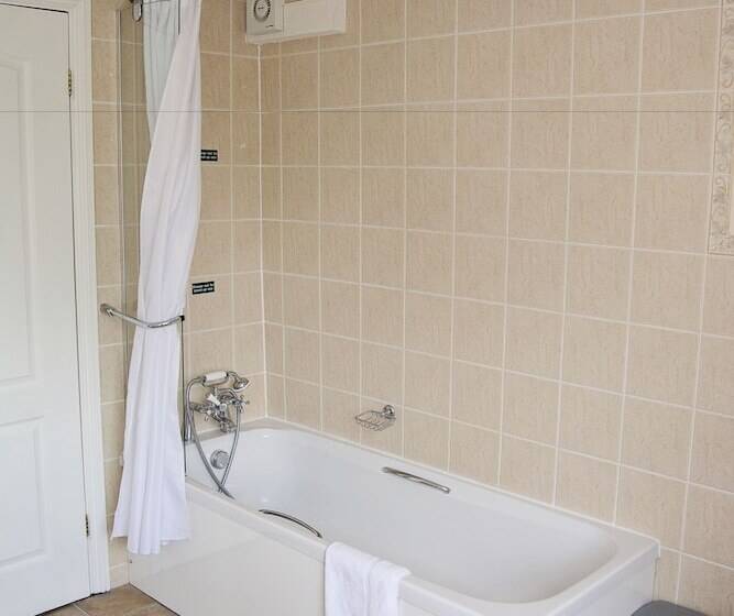 غرفة سوبيريور, Waveney House