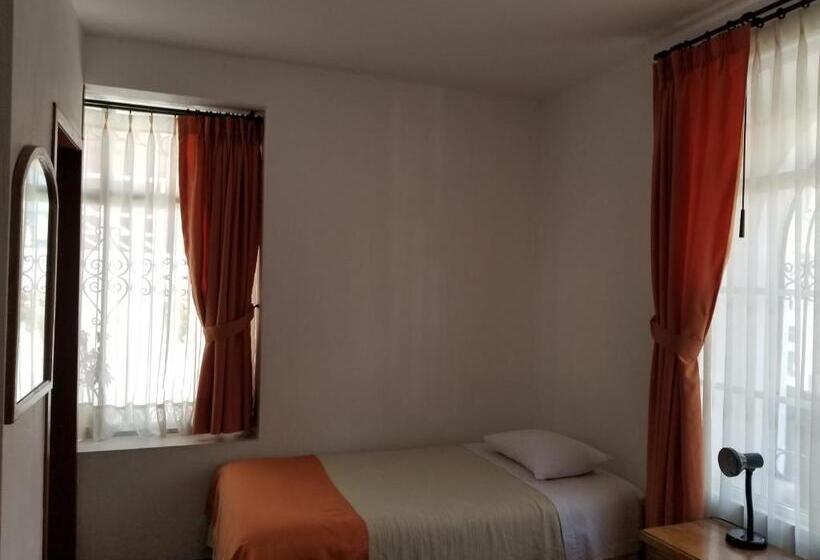 اتاق استاندارد سه نفره, Heritage Inn