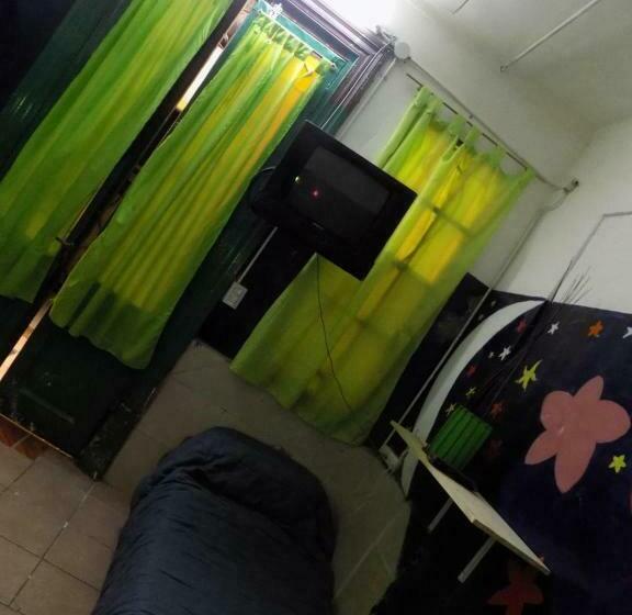 تختخواب در اتاق مشترک, Hospedaje La Rana